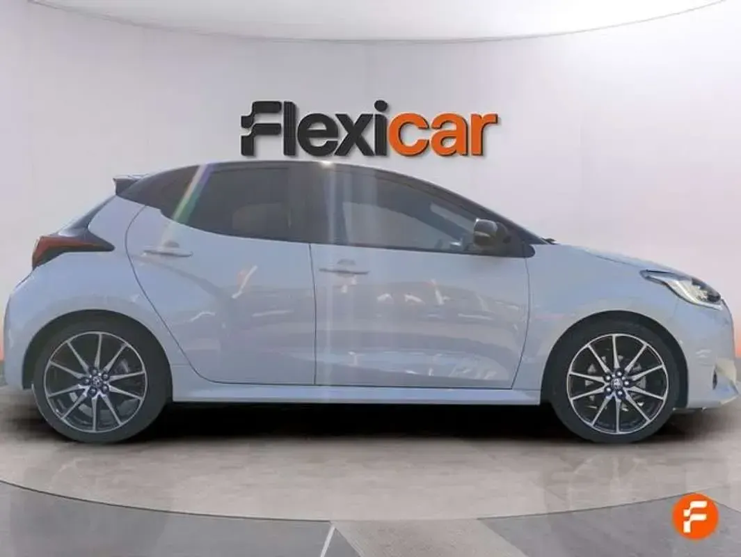 Usado Toyota Yaris Plus 131 CV (96 kW) 2024 Gris Utilitario