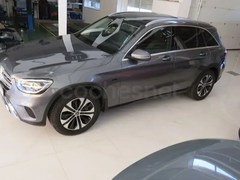 Usado Mercedes GLC300e 320 CV (235 kW) 2021 Gris / plata SUV