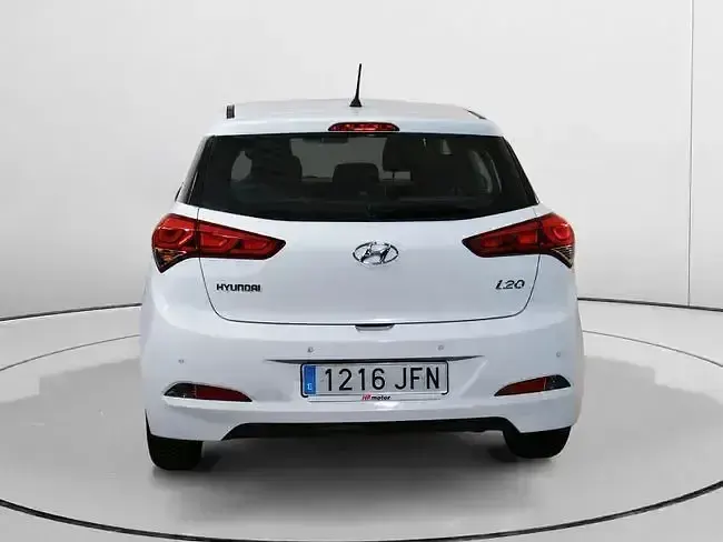 Usado Hyundai i20 90 CV (66 kW) 2015 Blanco Berlina