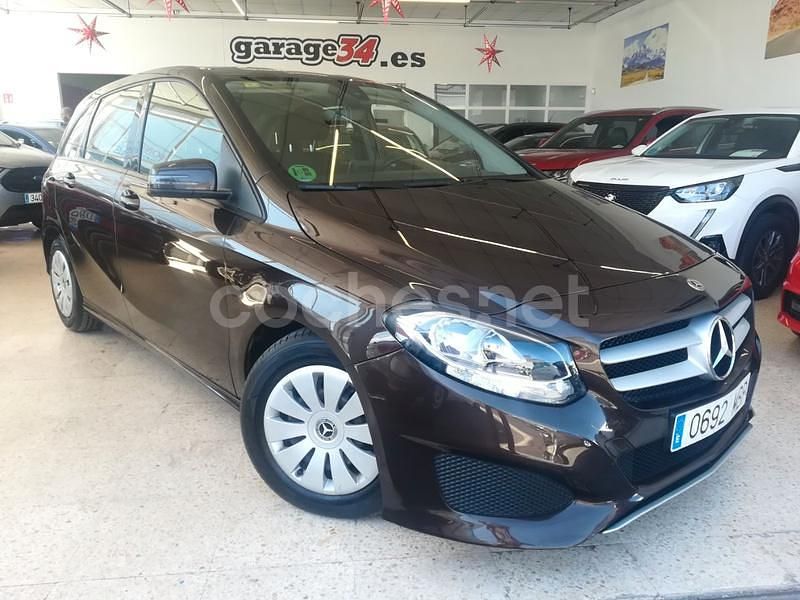 Usado Mercedes B180 109 CV (80 kW) 2017 Marrón Monovolumen