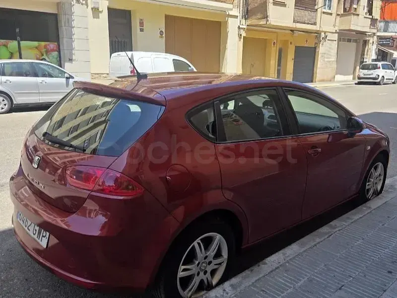 Usado Seat Leon Style 105 CV (77 kW) 2010 Granate Utilitario