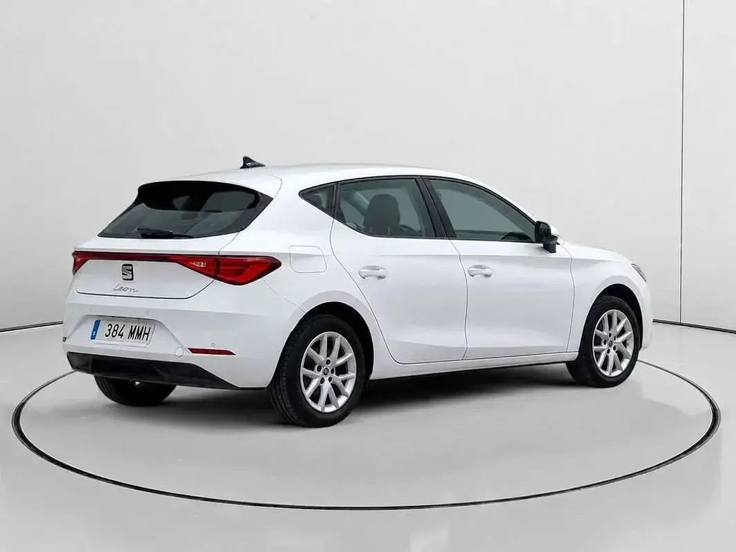 Usado Seat Leon Style 110 CV (80 kW) 2023 Blanco Utilitario