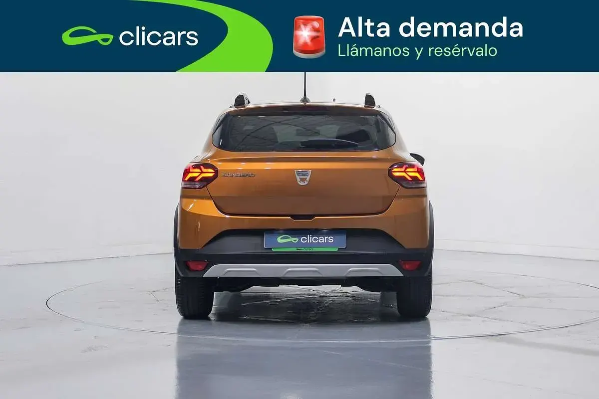 Usado Dacia Sandero Comfort 101 CV (74 kW) 2021 Naranja Utilitario