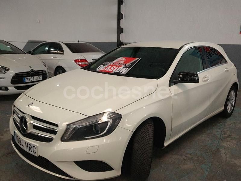 Usado Mercedes A180 Urban 109 CV (80 kW) 2014 Blanco Berlina