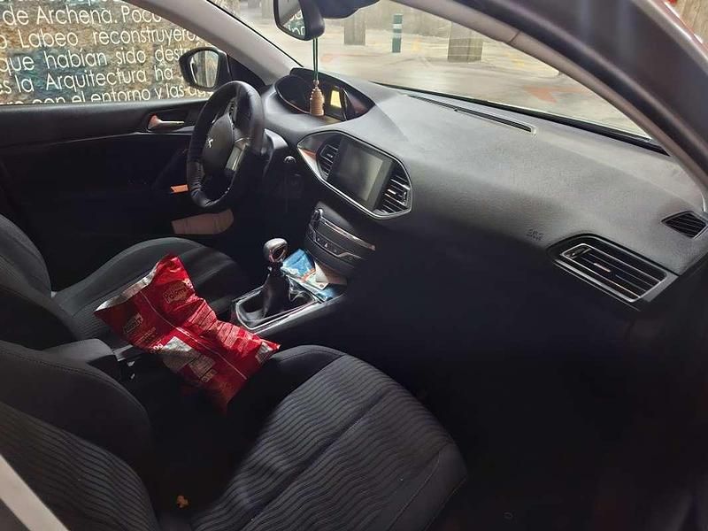 Usado Peugeot 308 Allure 120 CV (88 kW) 2015 Gris Utilitario