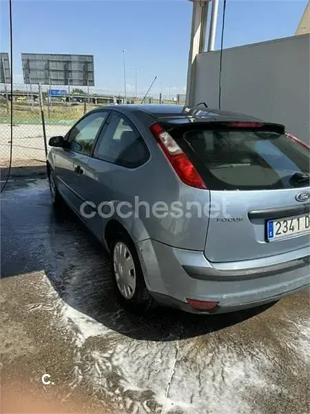 Usado Ford Focus Trend 90 CV (66 kW) 2005 Azul Berlina