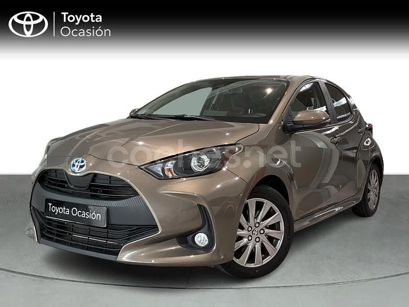 Verde Usado 2024 Toyota Yaris Hybrid Active Berlina | 21.900 € (Precio justo) - Imagen 1/4