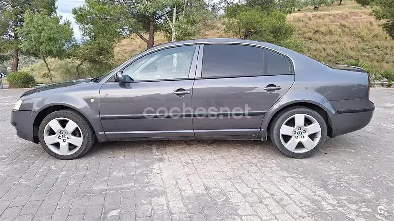 Usado Skoda Superb Comfort 130 HP (95 kW) 2003 Cinzento Sedan