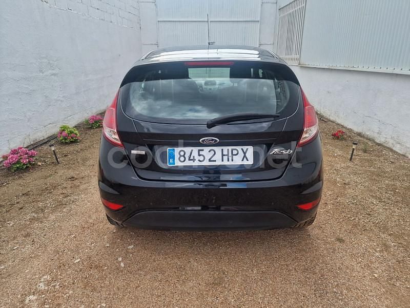 Usado Ford Fiesta Trend 100 CV (73 kW) 2013 Negro Utilitario