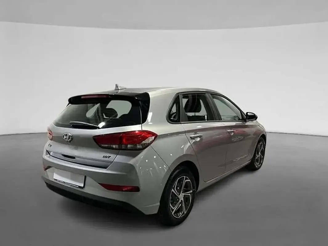 Usado Hyundai i30 120 CV (88 kW) 2022 Plateado Berlina