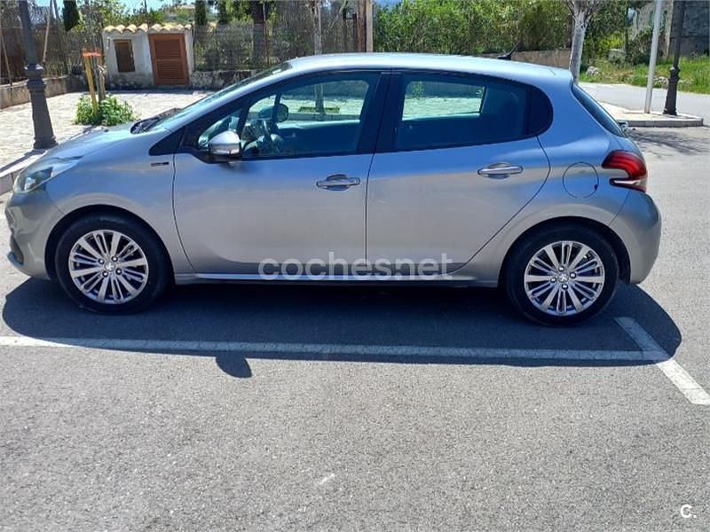 Usado Peugeot 208 Allure 100 CV (73 kW) 2019 Gris / plata Utilitario