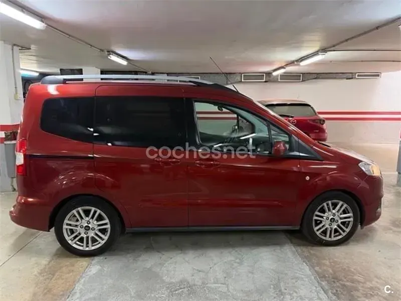 Usado Ford Tourneo Courier Titanium 100 CV (73 kW) 2018 Granate Monovolumen