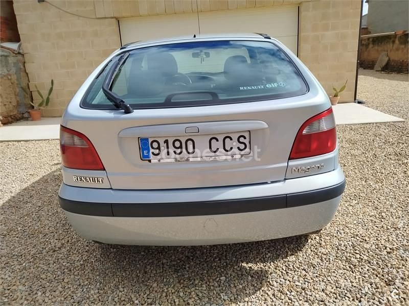 Usado Renault Mégane II Authentique 80 CV (58 kW) 2002 Gris / plata Berlina