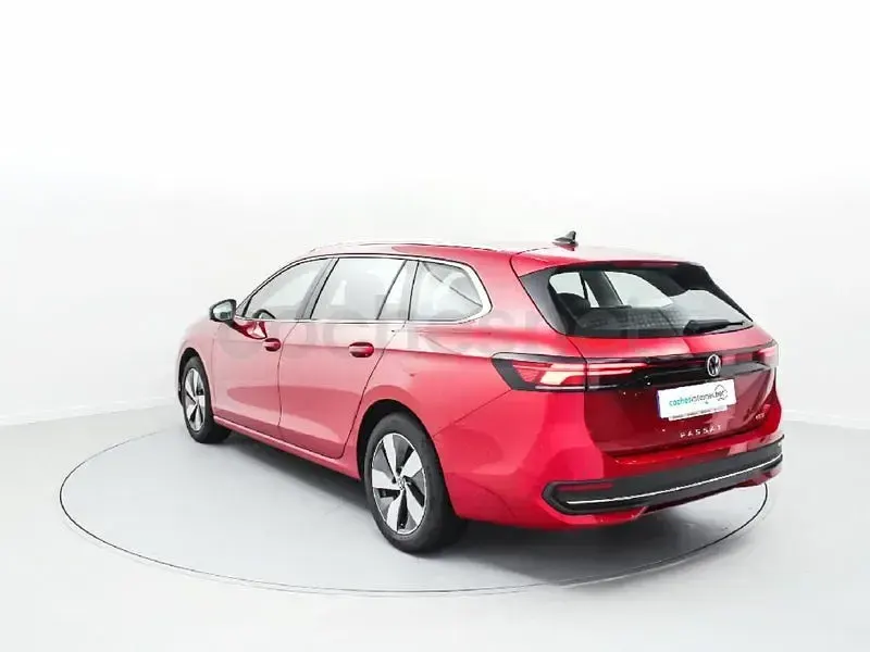 Usado VW Passat Business 150 CV (110 kW) 2024 Rojo Familiar