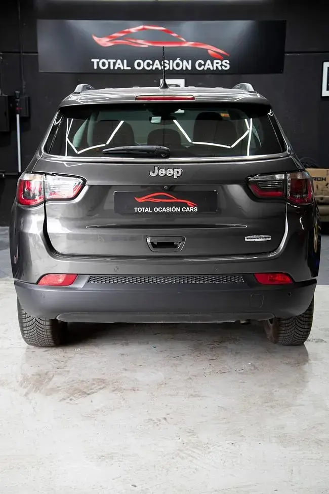 Usado Jeep Compass 140 CV (102 kW) 2018 Grisnegro SUV