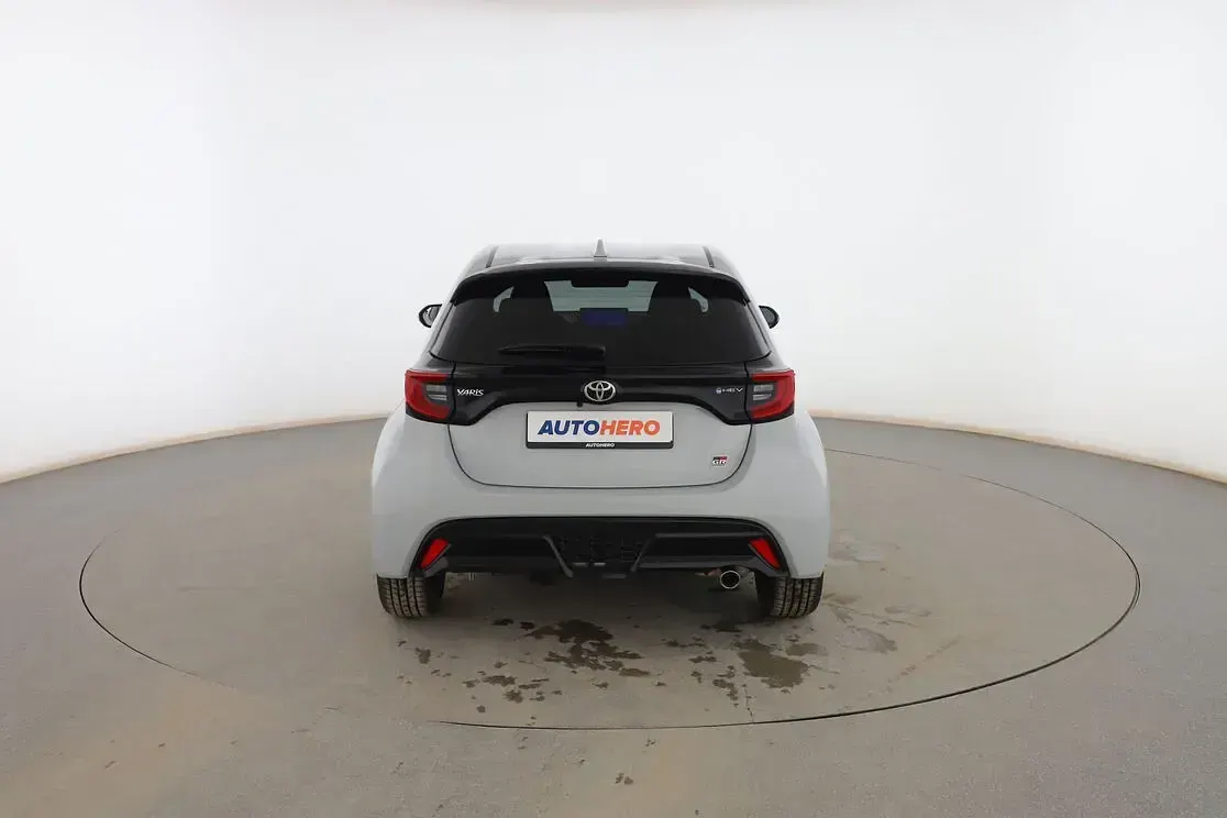 Usado Toyota Yaris Sport 131 CV (96 kW) 2024 Gris Utilitario