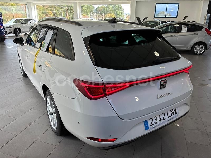 Usado Seat Leon Style 150 CV (110 kW) 2021 Blanco Familiar