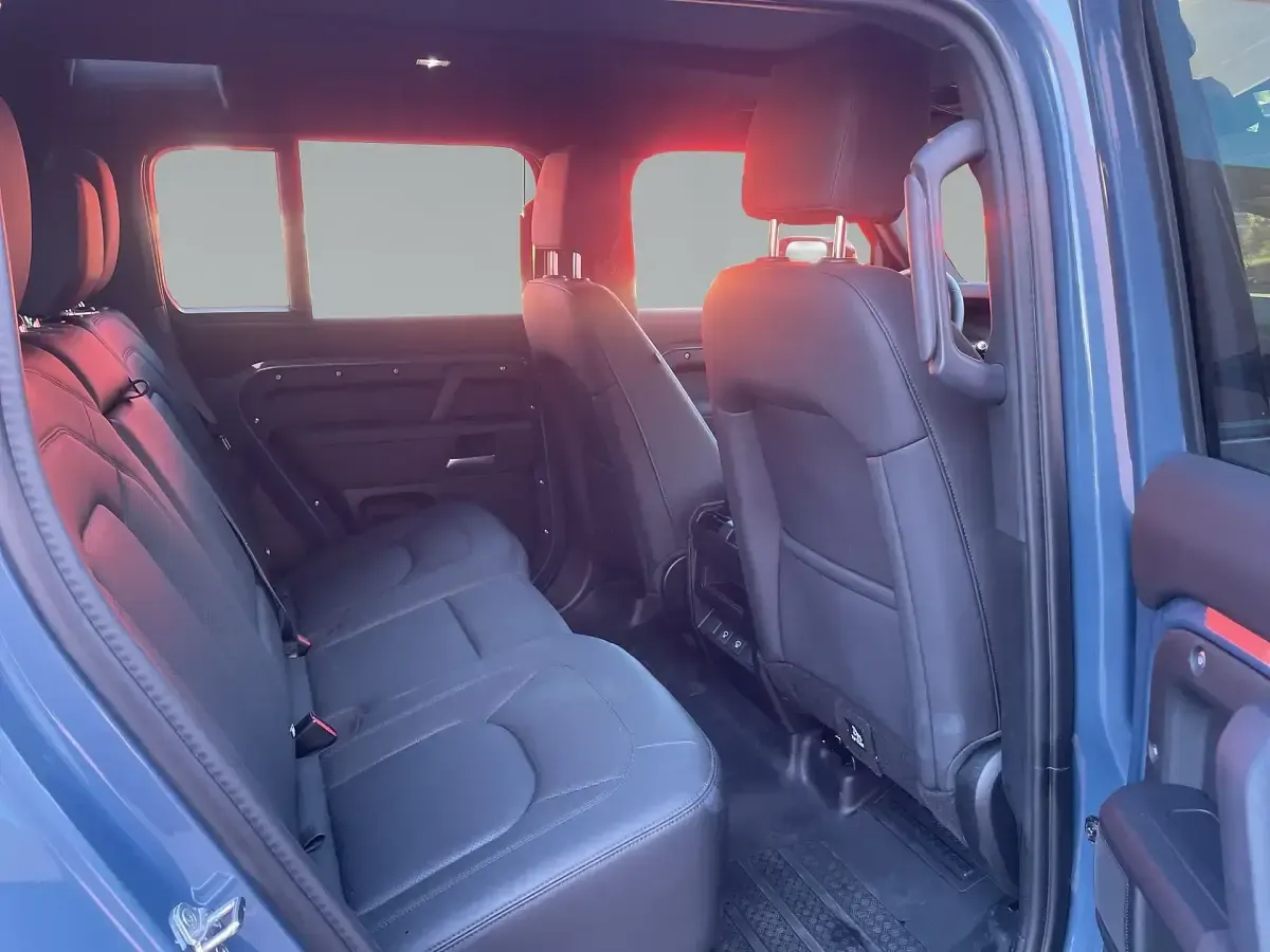 Używany Land Rover Defender SE Dynamic 249 KM (183 kW) 2025 Niebieski SUV