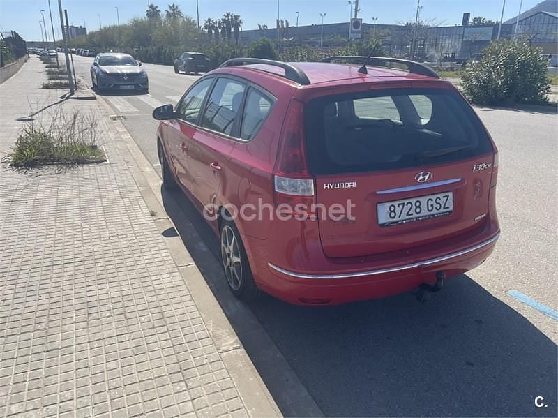Usado Hyundai i30 Comfort 90 CV (66 kW) 2010 Rojo Familiar