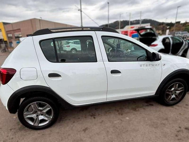 Usado Dacia Sandero Comfort 91 CV (66 kW) 2019 Blanco Utilitario