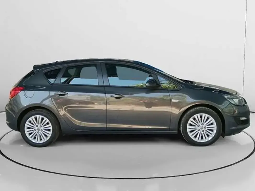 Usado Opel Astra Selective 110 CV (80 kW) 2015 Gris Utilitario