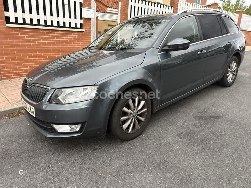 Gris / plata Usado 2017 Skoda Octavia Ambition Familiar | 12.650 € (Un poco caro) - Imagen 1/4