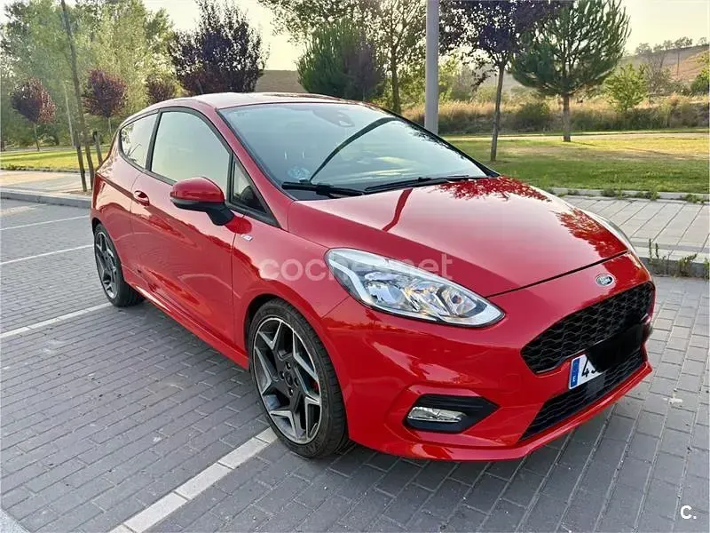 Usado Ford Fiesta 140 CV (102 kW) 2018 Rojo Utilitario