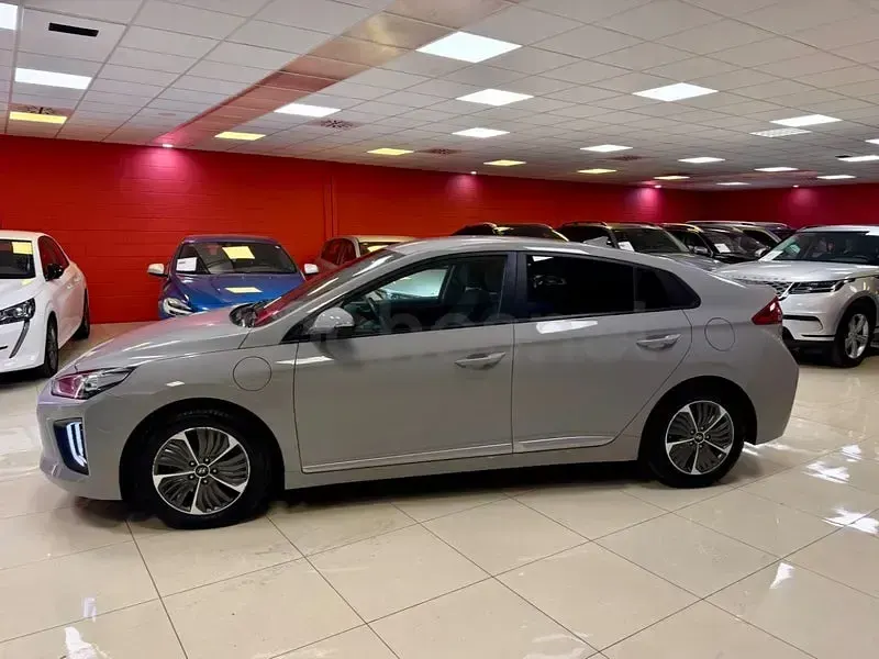 Usado Hyundai Ioniq 141 CV (103 kW) 2022 Gris / plata Utilitario