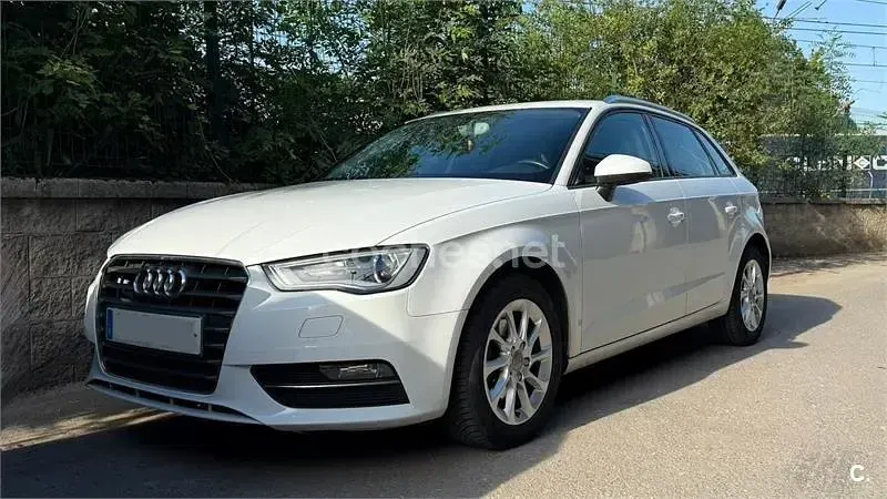 Usado Audi A3 Attraction 110 CV (80 kW) 2015 Blanco Berlina