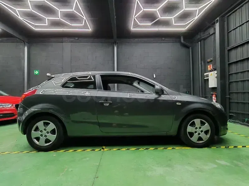Usado Kia Ceed 90 CV (66 kW) 2010 Gris / plata Utilitario