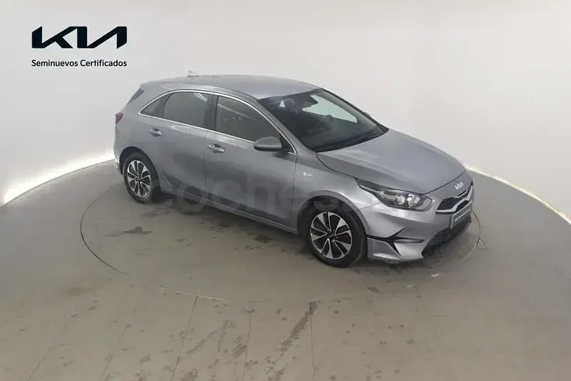 Usado Kia Ceed 100 CV (73 kW) 2024 Gris / plata Utilitario