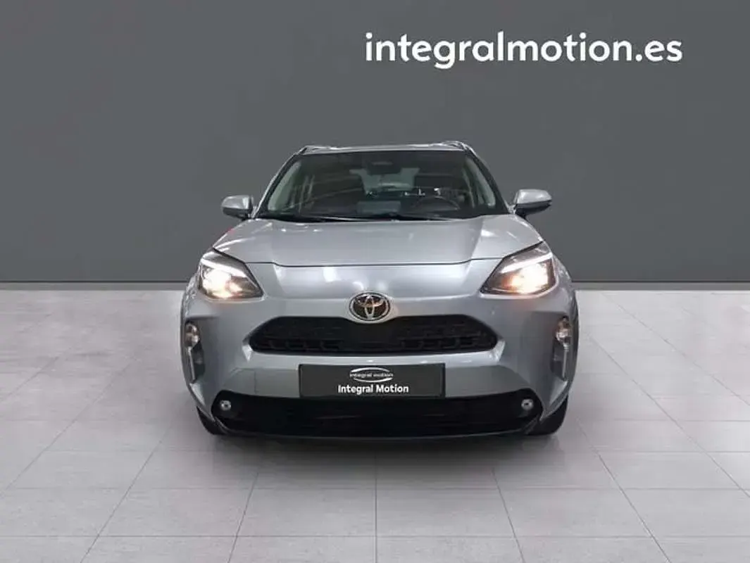 Usado Toyota Yaris Cross Business Edition 116 CV (85 kW) 2025 Plateado SUV