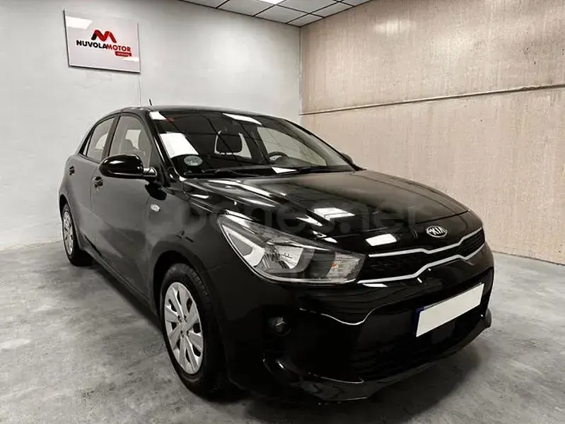 Usado Kia Rio 84 CV (61 kW) 2017 Negro Berlina