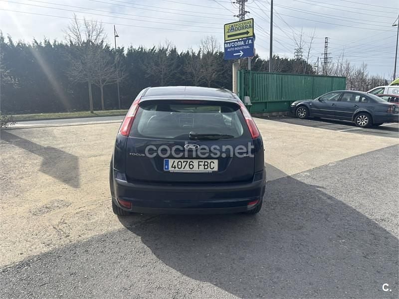 Usado Ford Focus Trend 100 CV (73 kW) 2007 Azul Berlina