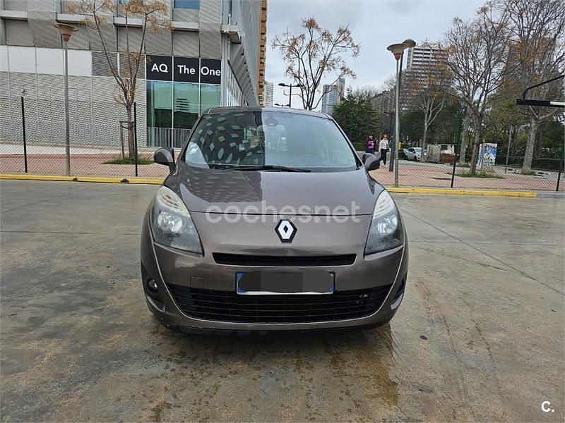 Usado Renault Grand Scénic III Dynamique 105 CV (77 kW) 2011 Marrón Monovolumen