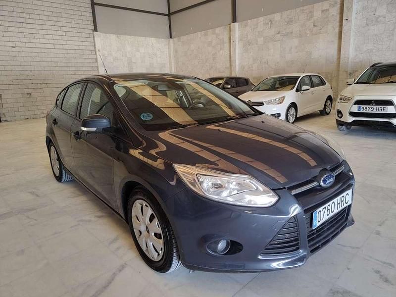 Gris Usado 2014 Ford Focus Trend Utilitario | 9900 € (Precio justo) - Imagen 1/4