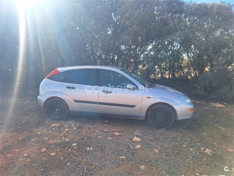 Usado Ford Focus Trend 100 CV (73 kW) 2000 Gris / plata Berlina