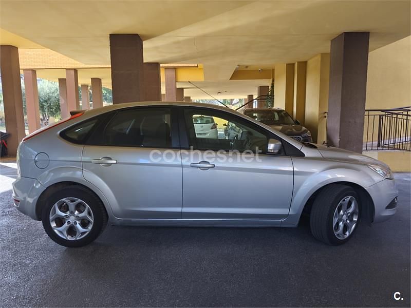 Gris / plata Usado 2009 Ford Focus Trend Berlina | 5000 € (Precio justo) - Imagen 1/4