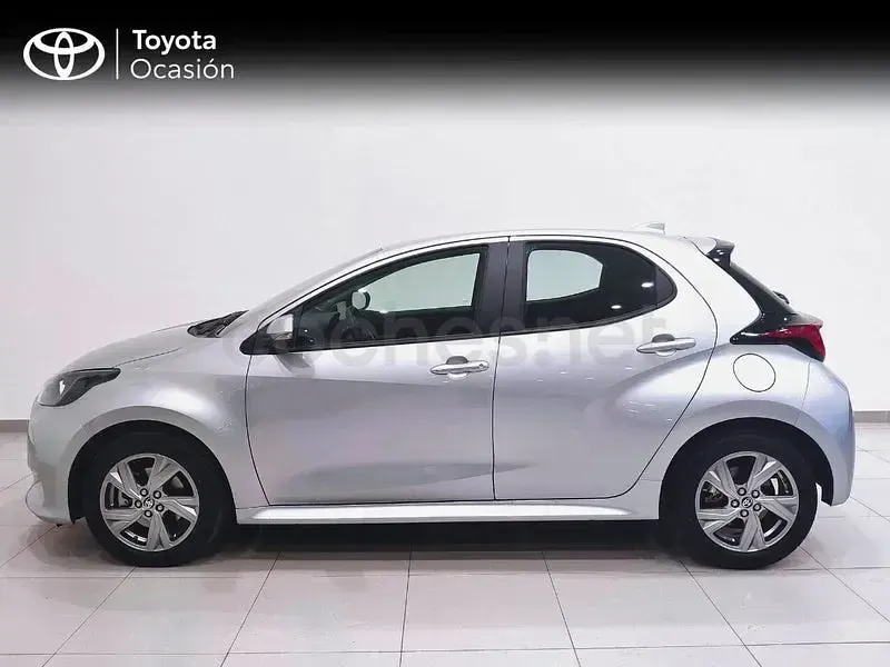 Usado Toyota Yaris Hybrid Active 116 CV (85 kW) 2025 Gris / plata Berlina