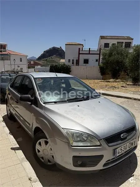 Usado Ford Focus Trend 109 CV (80 kW) 2005 Gris / plata Berlina