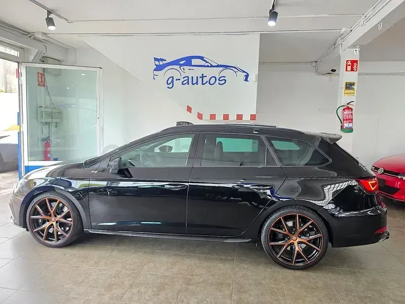 Usado Seat Leon 4Drive 300 CV (220 kW) 2020 Negro Familiar