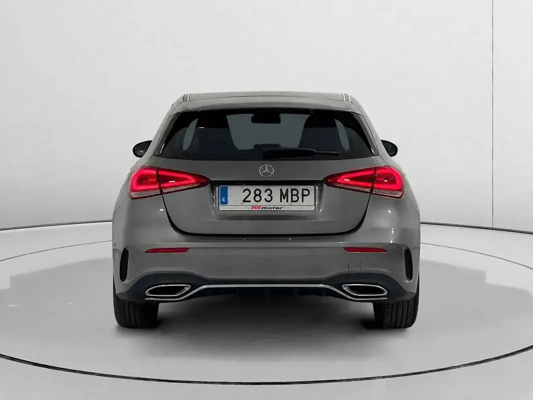 Usado Mercedes A180 116 CV (85 kW) 2022 Gris Utilitario