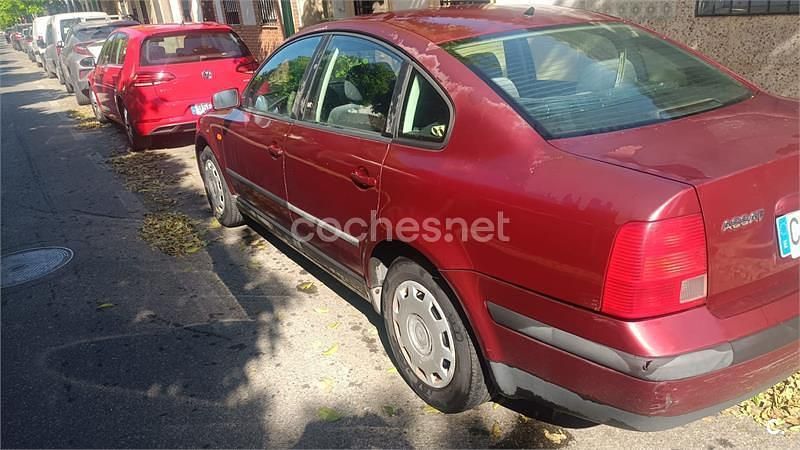 Usado VW Passat 90 CV (66 kW) 1997 Granate Berlina