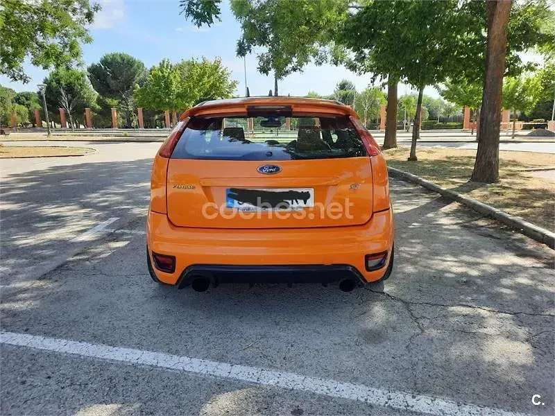 Usado Ford Focus ST 225 CV (165 kW) 2007 Naranja Berlina