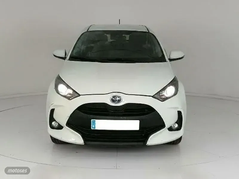 Usado Toyota Yaris Hybrid Active 116 CV (85 kW) 2022 Blanco Berlina
