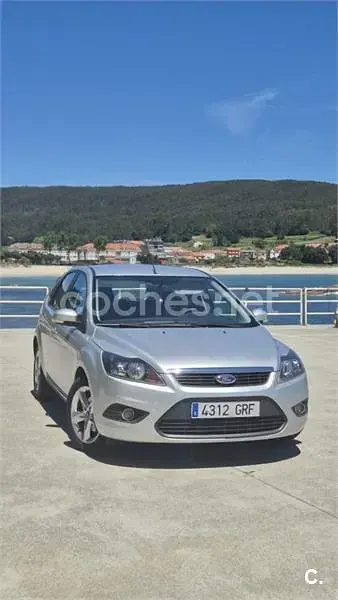 Usado Ford Focus Trend 109 CV (80 kW) 2009 Gris / plata Berlina