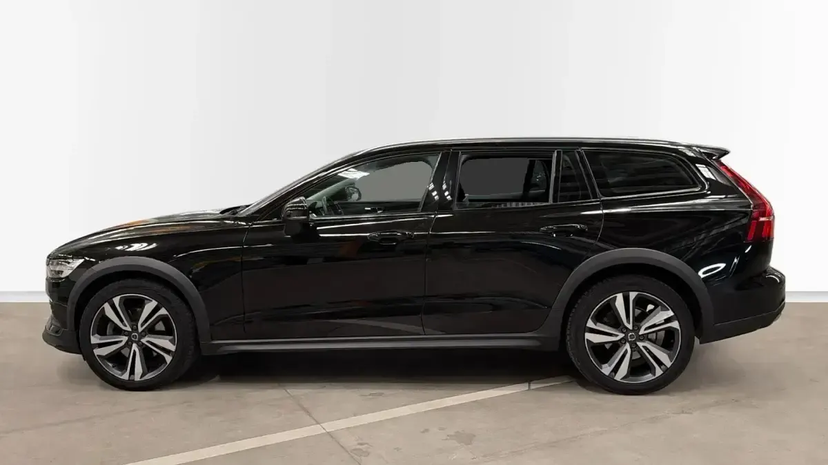 Usado Volvo V60 CC Core 197 CV (144 kW) 2022 Negro Familiar