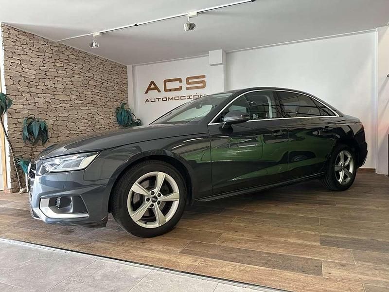 Usado Audi A4 Advanced Plus 136 CV (100 kW) 2021 Gris / plata Berlina