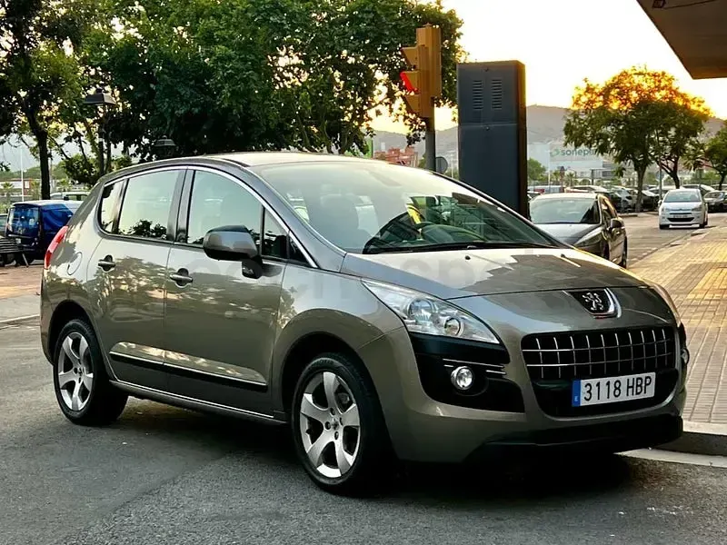 Usado Peugeot 3008 Premium 112 CV (82 kW) 2011 Gris / plata Familiar
