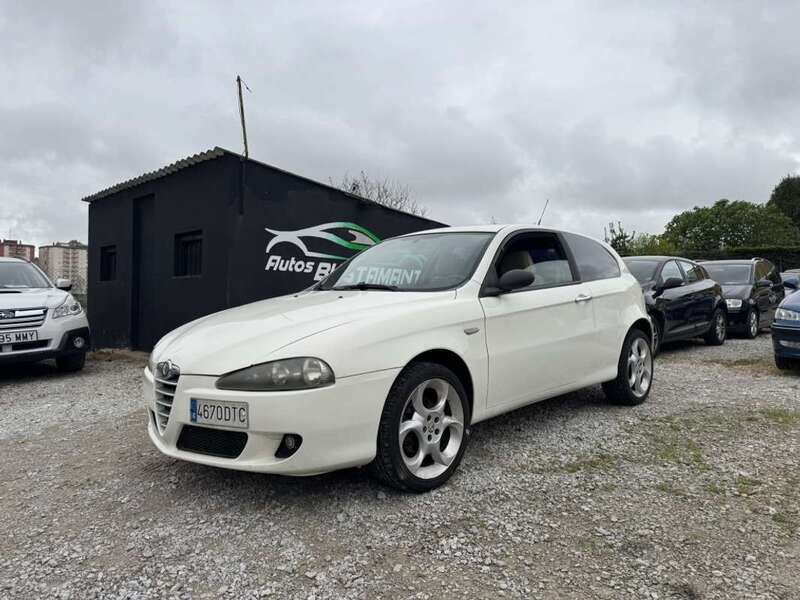 Blanco Usado 2005 Alfa Romeo 147 Distinctive Utilitario | 3490 € (Un poco caro) - Imagen 1/4